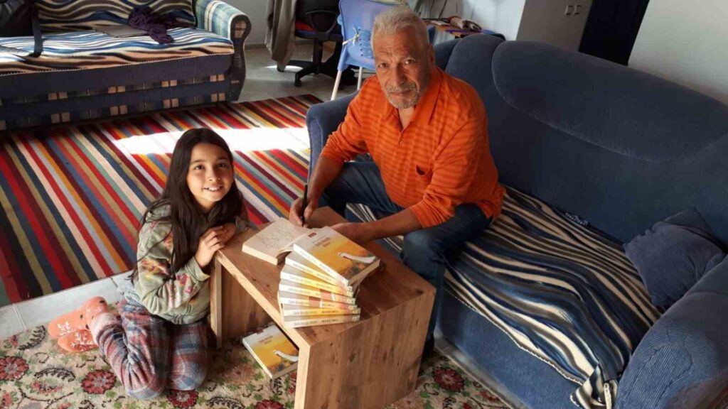 Mücadele ettiği hastalığa aldırmadan kitabını tamamladı 1 mucadele ettigi hastaliga aldirmadan kitabini tamamladi 593a8a3