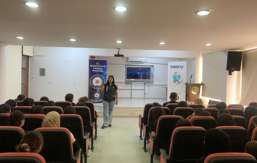 Öğrencilere siber zorbalık semineri ADANA’DA SİBERAY EKİPLERİ, İNTERNET DOLANDIRICILIĞI VE SİBER ZORBALIK HAKKINDA KURSİYERLERİ