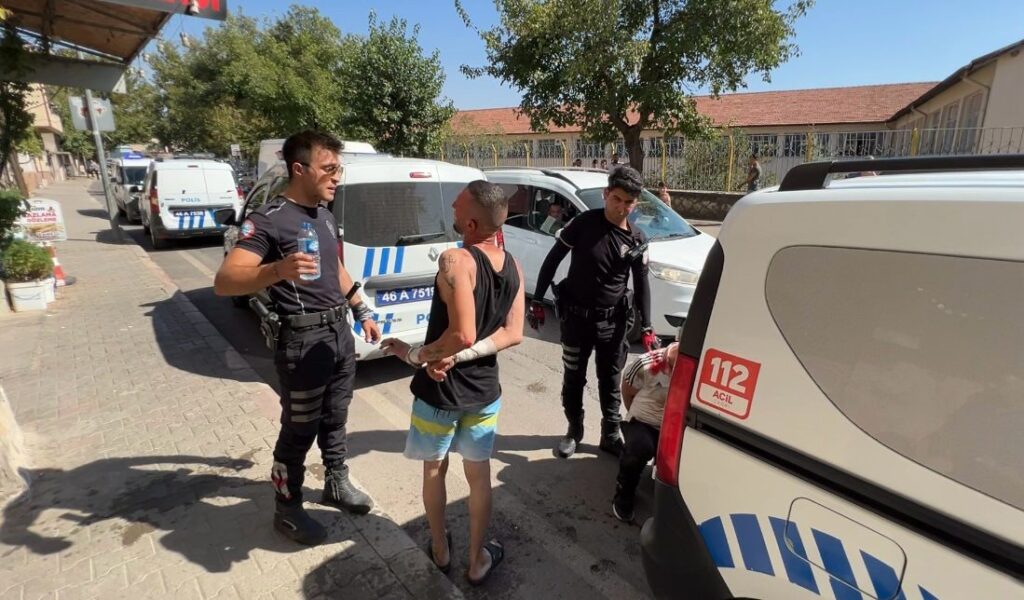 Önce polisle tartıştılar, sonra polisin elinden su içtiler Önce polisle tartıştılar, sonra polisin elinden su içtiler