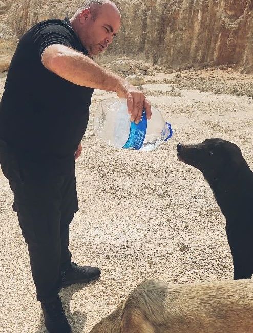 ANTALYA'DA ÇİFTÇİLİK YAPAN TURAN ŞAHİN, KARAYOLU KENARINDA SICAK HAVADA SUSUZ