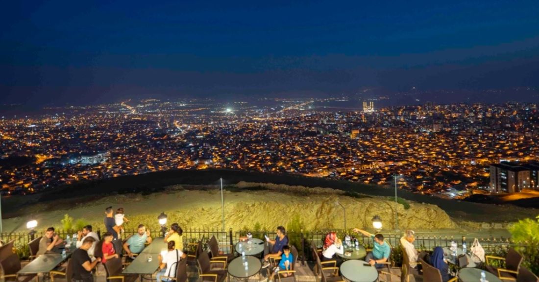 Şehrin edebiyatçı kimliği dikkate alınarak yeniden dizayn edilen Şairler Tepesi;