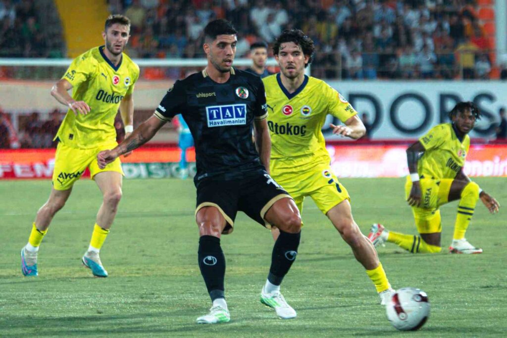 Trendyol Süper Lig: Corendon Alanyaspor: 0 - Fenerbahçe 0 (Maç devam ediyor) Trendyol Süper Lig: Corendon Alanyaspor: 0 - Fenerbahçe 0 (Maç devam ediyor)