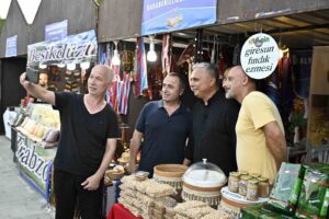 ANTALYA’DA MURATPAŞA BELEDİYESİ’NİN 7’NCİSİNİ DÜZENLENDİĞİ YÖRELER RENKLER FESTİVALİ’NDE DERNEKLERİN KURDUĞU