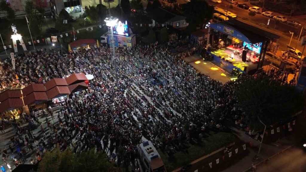 Türküler, ’Neşet Ertaş’ için söylendi