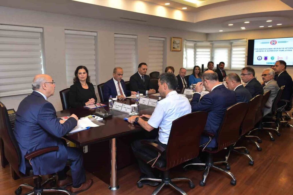 Vali Köşger’in başkanlığında üniversite güvenliği ve öğrenci yurt sorunları değerlendirildi Vali Köşger’in başkanlığında üniversite güvenliği ve öğrenci yurt sorunları değerlendirildi