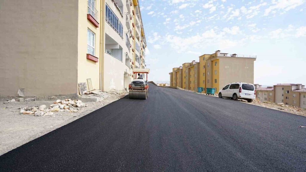 Yıldızevler’in yolları sıcak asfaltla buluşuyor