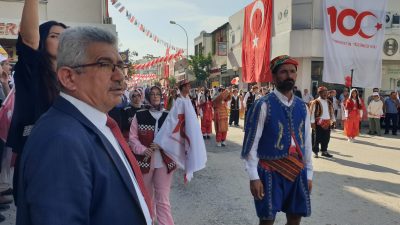 Kadirli ilçesinde Cumhuriyet’in 100’üncü yılı dolayısıyla düzenlenen etkinlikte, 100 kişi