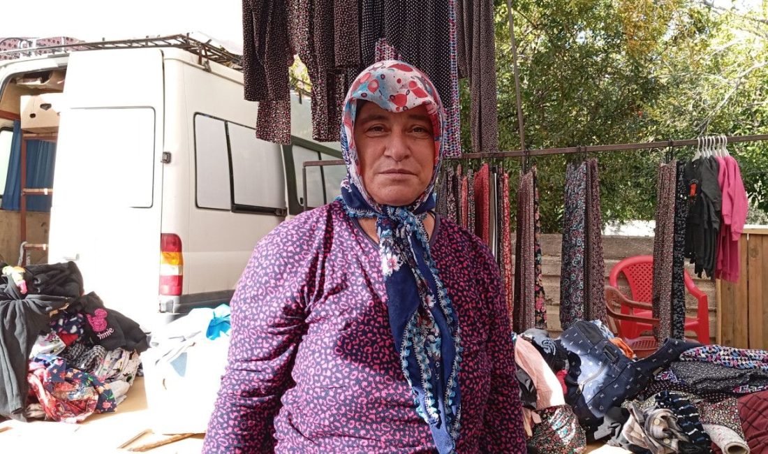 Osmaniye'nin Kadirli ilçesi semt pazarında satış yapan konfeksiyoncu Fatma Avan,