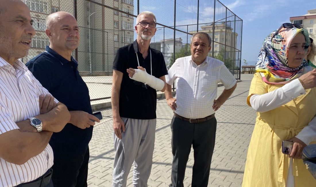 Kahramanmaraş’ta bir öğretmen, karı-koca tarafından ’çocuklarına kızdığı’ gerekçesiyle okul önünde