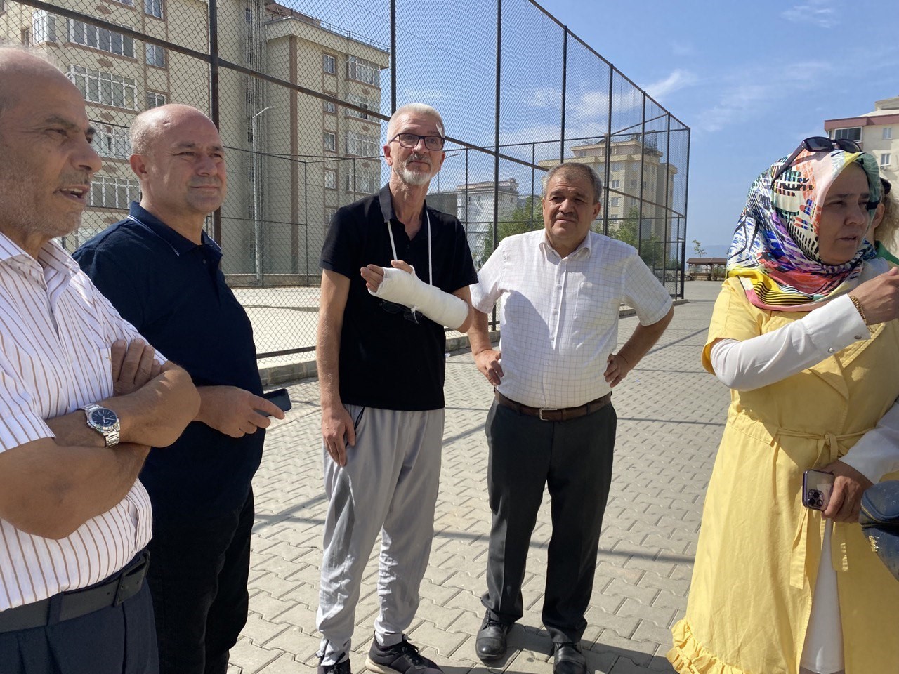 Kahramanmaraş’ta bir öğretmen, karı-koca tarafından ’çocuklarına kızdığı’ gerekçesiyle okul önünde