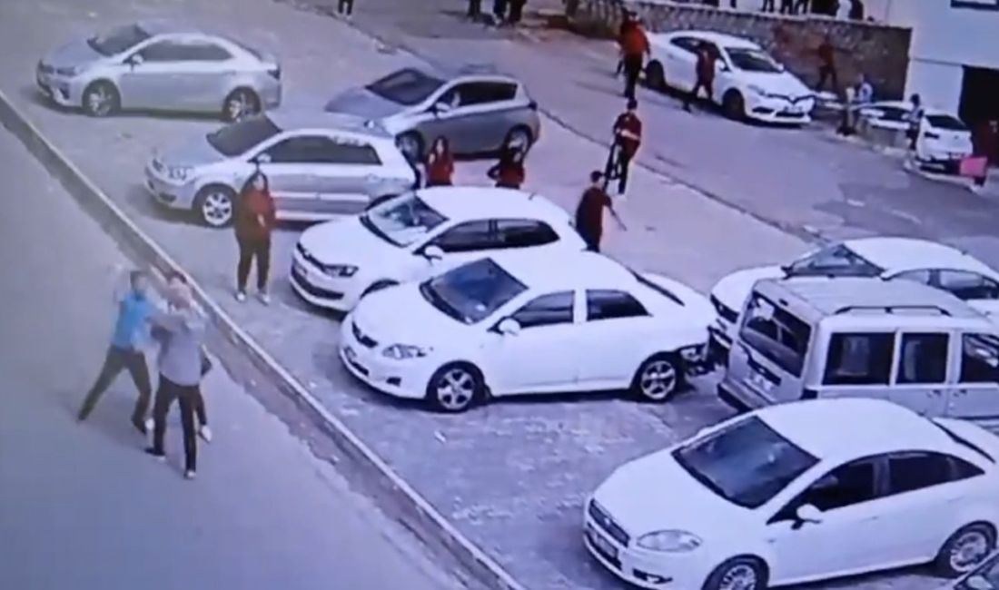 Kahramanmaraş’ta öğretmeni okul önünde darp eden veli, çıkarıldığı mahkemece tutuklandı.