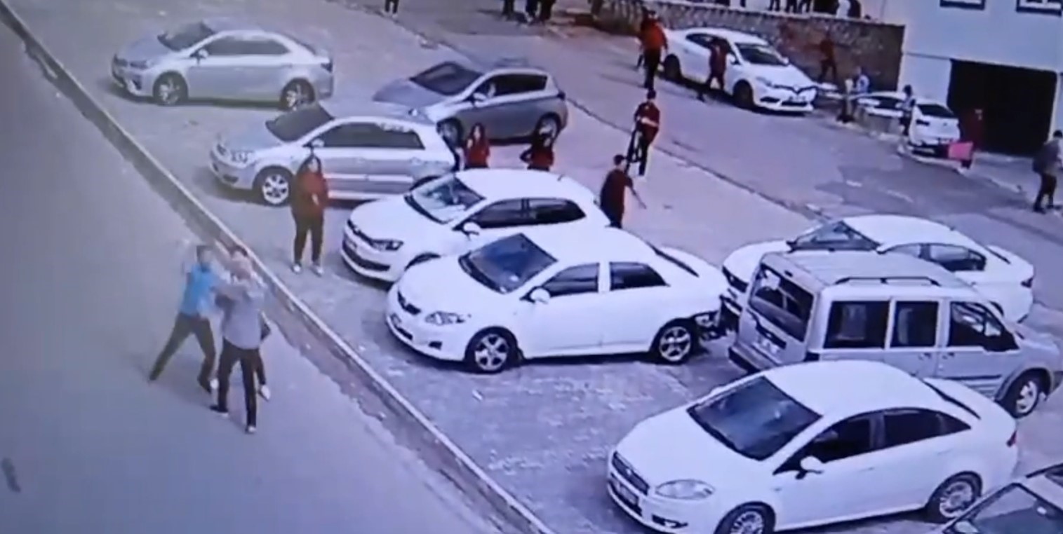 Kahramanmaraş’ta öğretmeni okul önünde darp eden veli, çıkarıldığı mahkemece tutuklandı.