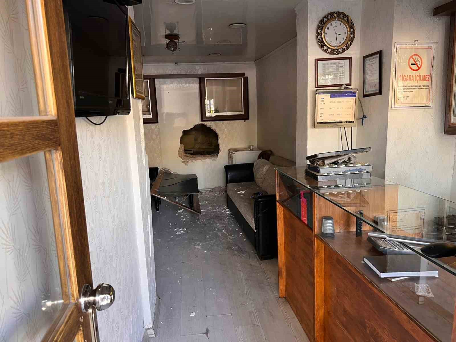 Kahramanmaraş’ta bir kuyumcuya duvarı delerek giren hırsızlar, altınları çalıp kayıplara