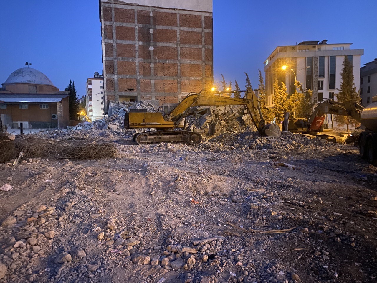 Kahramanmaraş’ta ağır hasarlı binanın yıkımı yapılan ve enkaz kaldırılan alanda