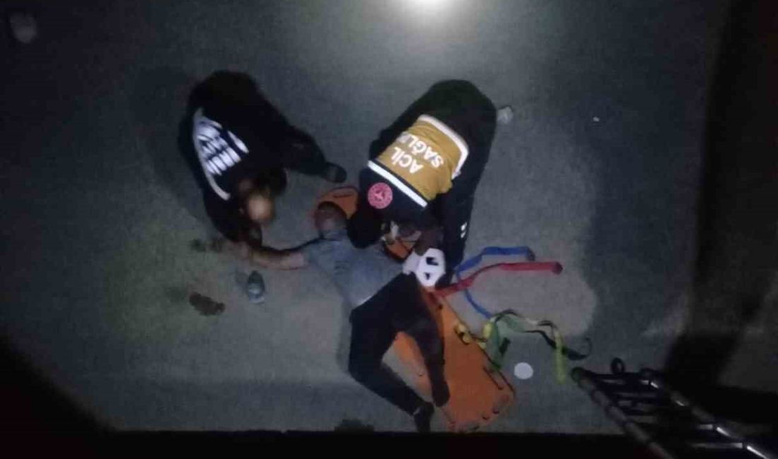 3 metrelik tahliye kanalına düşen sürücüyü itfaiye ekipleri kurtardı Mersin’in Tarsus ilçesinde otoyolda tahliye kanalına düşen sürücü itfaiye ekipleri