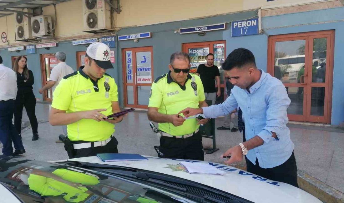 Şehirlerarası otobüslerde sivil trafik denetimi yapılıyor Antalya’da şehirlerarası yolcu taşımacılığı yapan otobüsler, yolcu olarak binen sivil