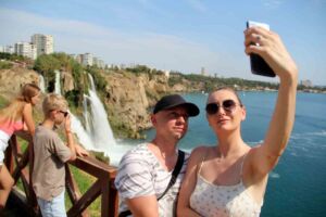 Antalya’nın Lara bölgesindeki dünyaca ünlü Düden Şelalesi’ne, sonbahar olmasına rağmen