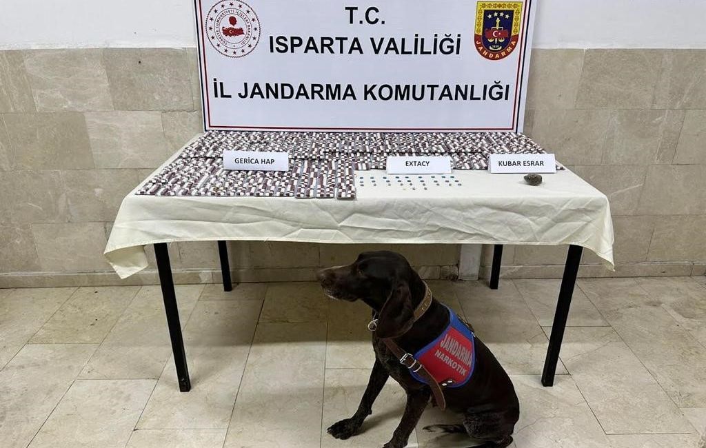 Isparta’da jandarma tarafından gerçekleştirilen uyuşturucu operasyonunda çok sayıda uyuşturucu madde