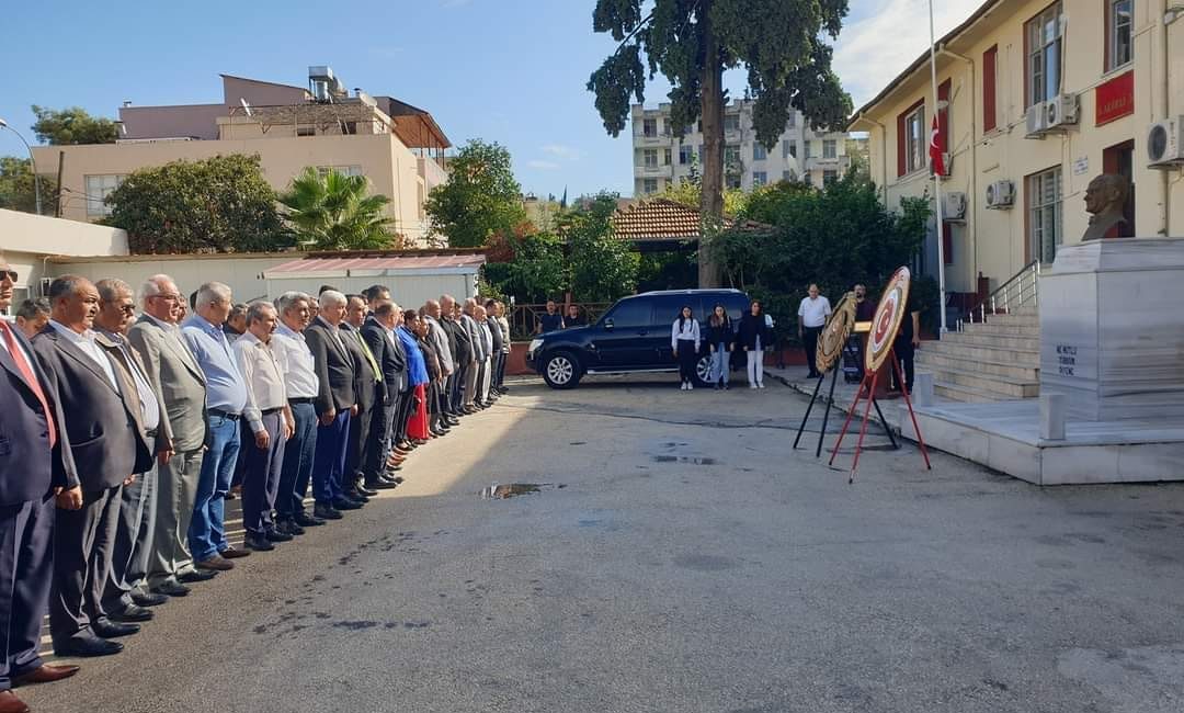 Kadirli'de 19 Ekim Muhtarlar Günü kutlama töreni Kaymakamlık önündeki Atatürk