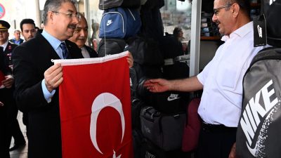  Cumhuriyetimizin 100. Yılı kutlama etkinlikleri kapsamında, vatandaşlarımıza Şanlı Bayrağımız dağıtıldı.
