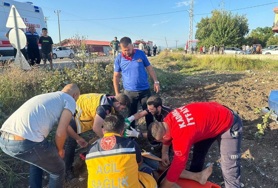 Sumbas Reşadiye köyü yol ayrımında 2 otomobilin çarpıştığı kazada 6