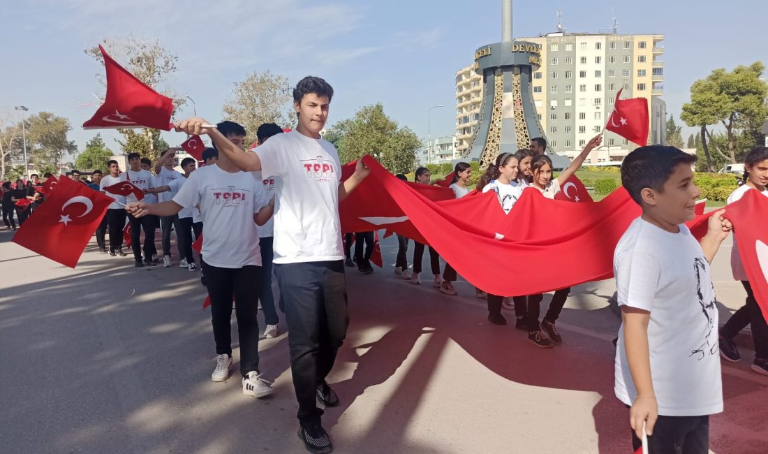Osmaniye’de Cumhuriyet'in 100. yıl dönümü etkinlikleri kapsamında, Türk bayrağıyla kortej
