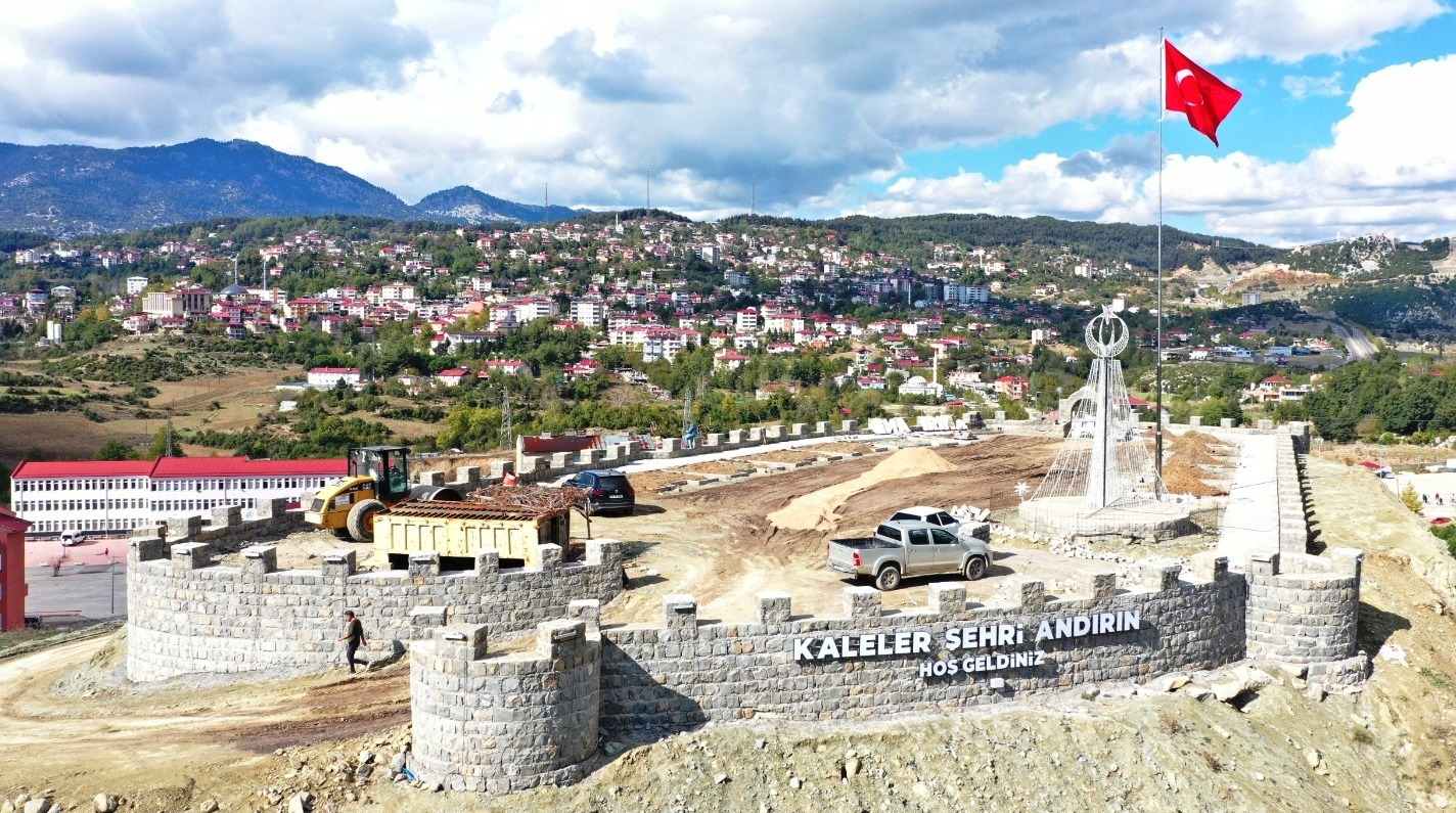 Andırın İlçesi'nde Görkemli 20 Metrelik Bayrak Dalgalandı