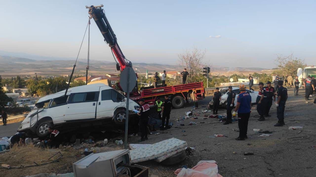 Gaziantep’te freni patlayan bir kamyon, kırmızı ışıkta bekleyen araçlara çarptı,