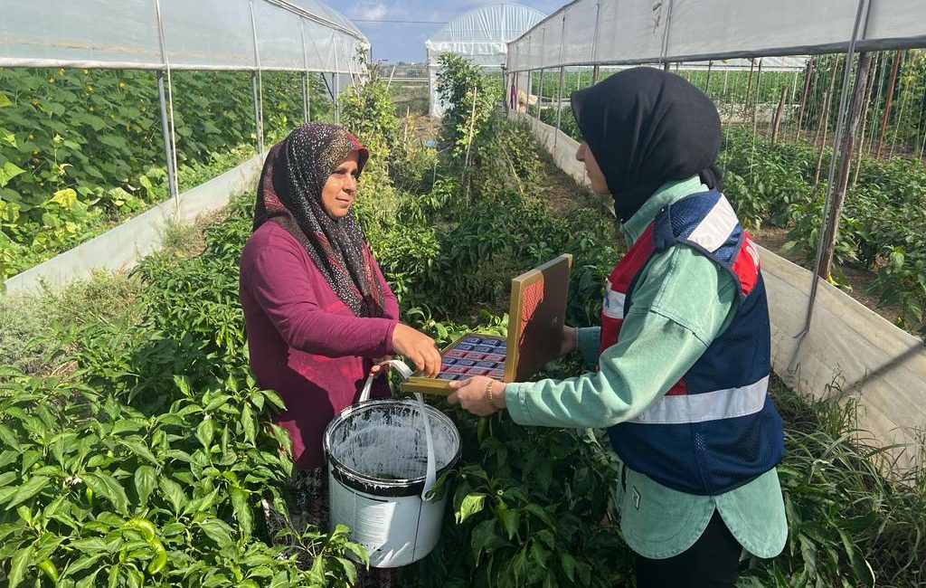 OSMANİYE’de jandarma timleri, köylerdeki kadın çiftçileri ziyaret edip, Dünya Kadın