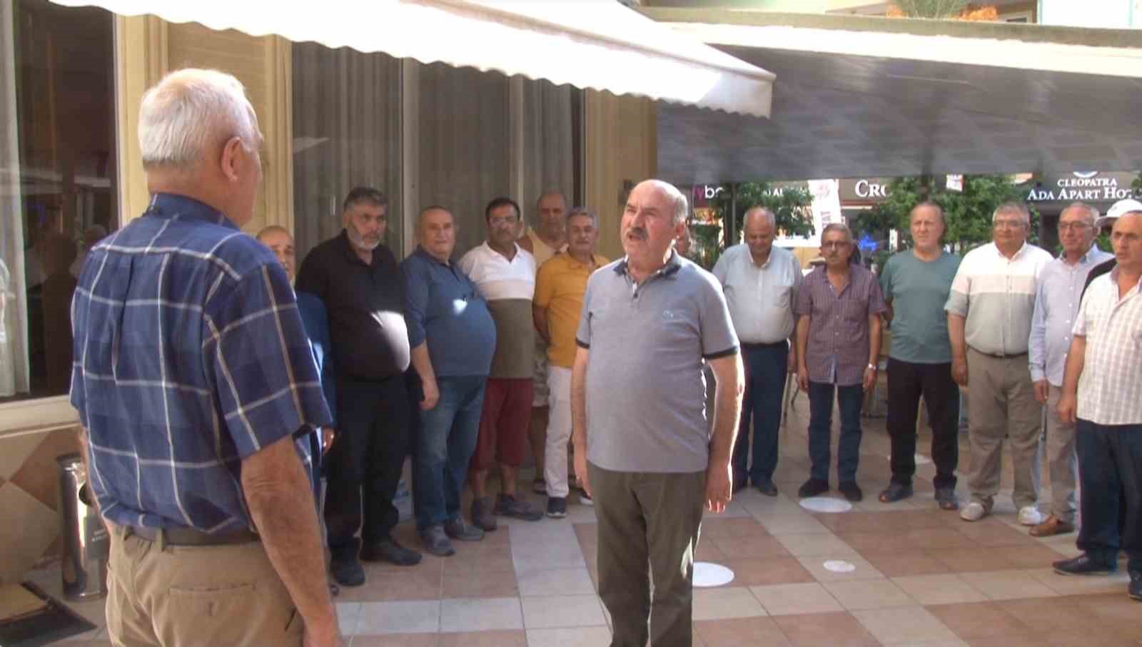 42 yıl sonra bir araya gelip emekli yarbaya tekmil verdiler 42 yıl sonra bir araya gelip emekli yarbaya tekmil verdiler