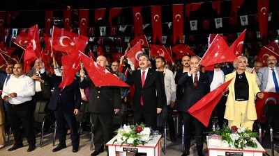 Osmaniye Belediyesi tarafından düzenlenen 100. Yıla Saygı Konserinde Sanatçı Mustafa