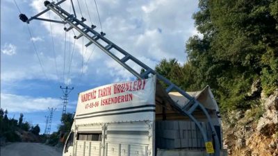 Maksutoluğu Yayla Yolunda Briket yüklü kamyon elektrik direğine çarptı. Kadirli