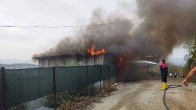 Kadirliye bağlı Şabaplı köyünde bir ahırda yangın çıktı. Haber verilmesi