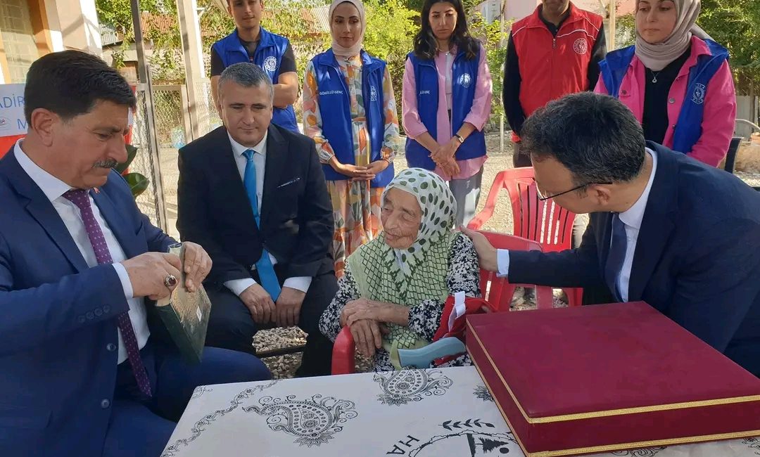 Kadirli Kaymakamı Güney, 100 yaşındaki kadını ziyaret etti Osmaniye’nin Kadirli