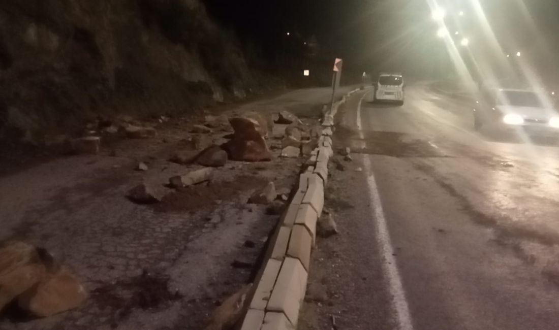 Andırın’da gece oluşan heyelan yolu trafiğe kapattı. Kahramanmaraş’ın Andırın İlçesinde