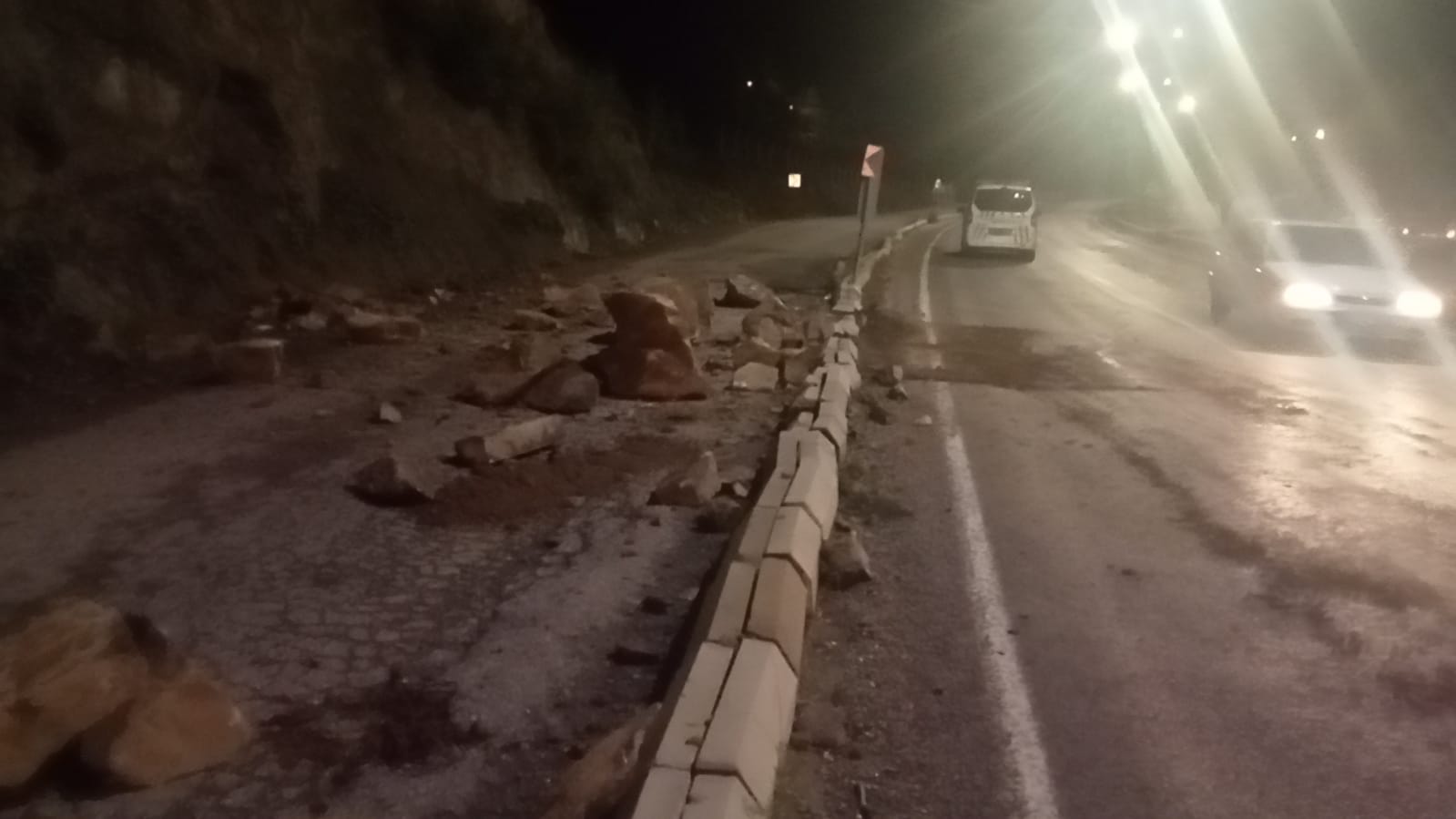 Andırın’da gece oluşan heyelan yolu trafiğe kapattı. Kahramanmaraş’ın Andırın İlçesinde