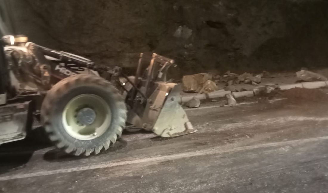 Kahramanmaraş’ın Andırın – Göksun yolu üzerinde Oluşan heyelan nedeni ile