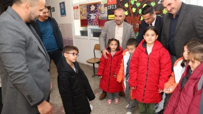 AK Parti Elbistan İlçe Başkanı Servet Okur, depremzedesi öğrencilere mont