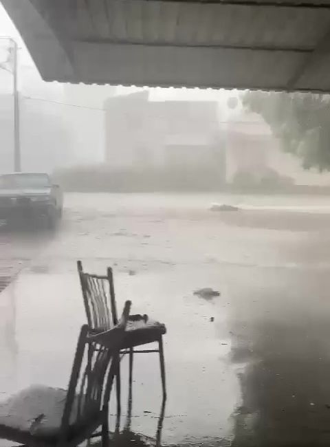 ADANA’DA YAĞMUR VE FIRTINA HAYATI OLUMSUZ ETKİLERKEN BAZI ÇATILAR UÇTU.