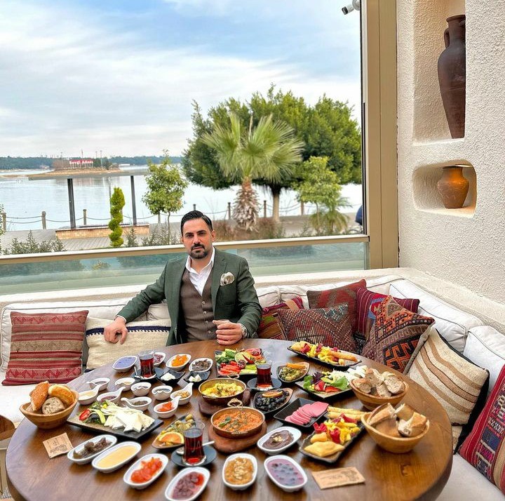 Adanalı ünlü iş adamı açtığı restoranla şehrin gastronomi sahnesini zenginleştirdi