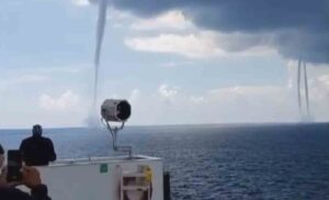 HATAY’IN İSKENDERUN İLÇESİ AÇIKLARINDA AKDENİZ’DE OLUŞAN ÇOK SAYIDA HORTUM, CEP