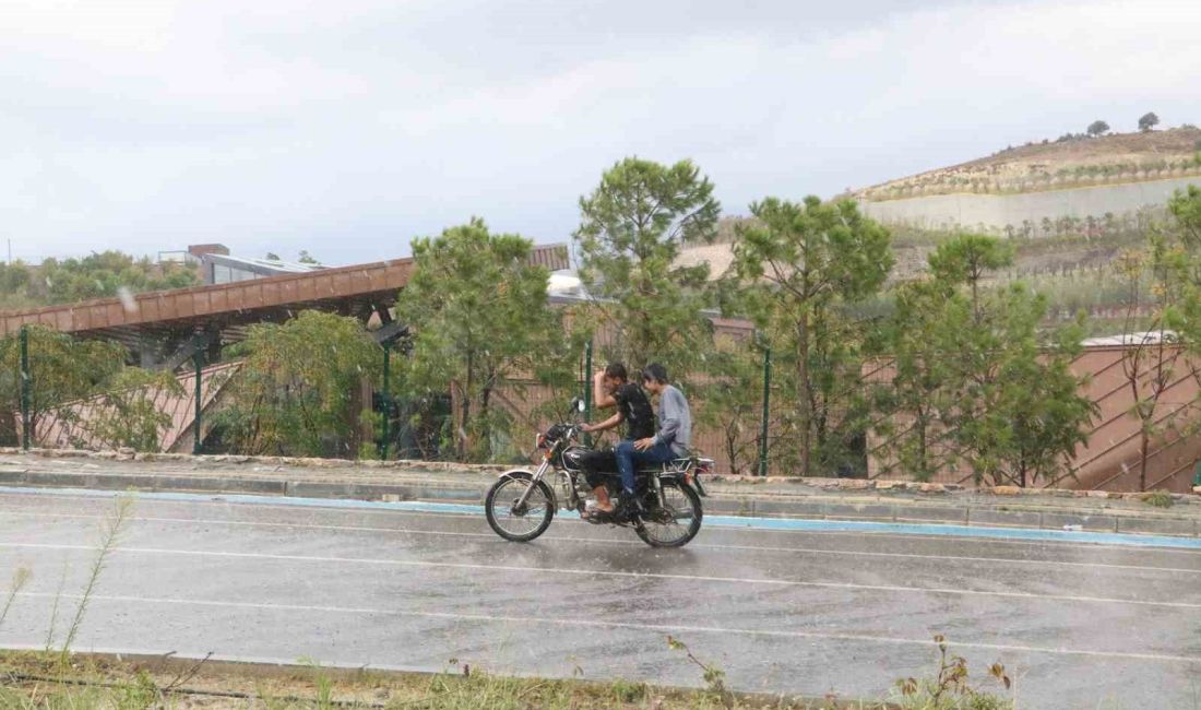 HATAY’IN ANTAKYA İLÇESİNDE YAĞIŞLI HAVA GÜN BOYU ETKİSİNİ HİSSETTİRDİ.