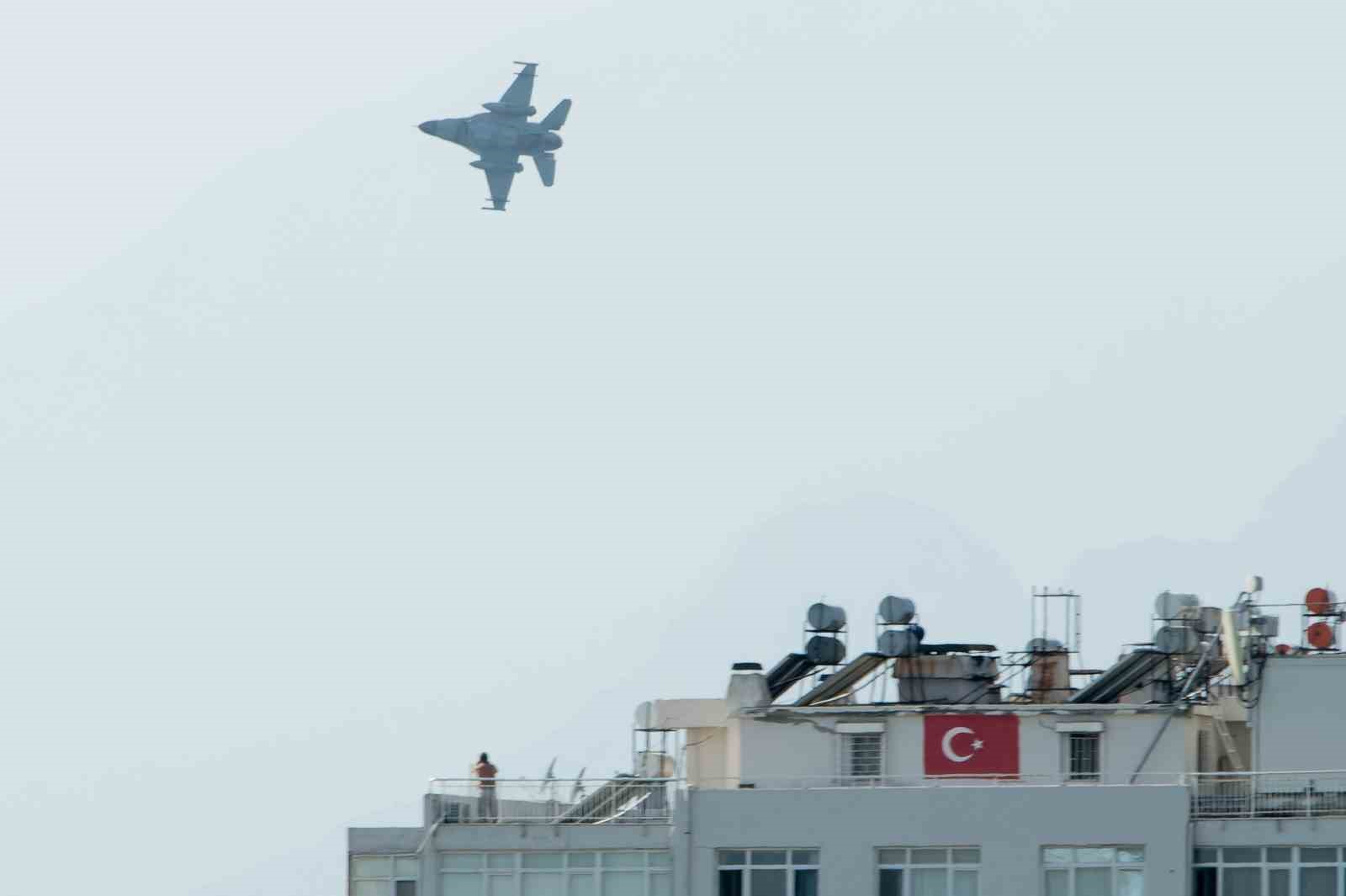 Antalya’da “Türk Yıldızları” yerine semalarda olacak F-16’lar prova uçuşu gerçekleştirdi