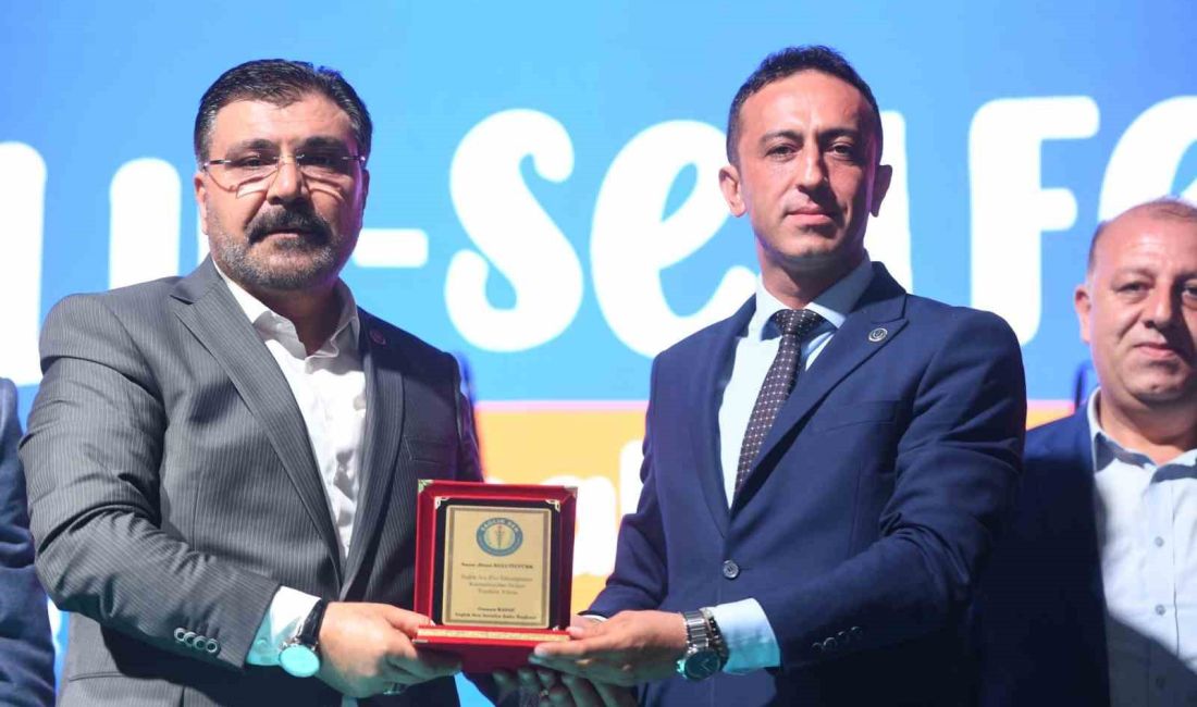 OSMAN KASAP(SAGDA) SİNAN KULUÖZTÜRK'E PLAKET TAKDİM ETTİ.