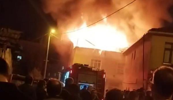 Taylan ERGÜN/İSTANBUL, (DHA)-ARNAVUTKÖY’de 3 katlı binanın çatısında çıkan yangın kısa