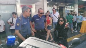 Antalya’nın Manavgat ilçesinde trafik denetiminde kask takmadığı için ceza uygulanan