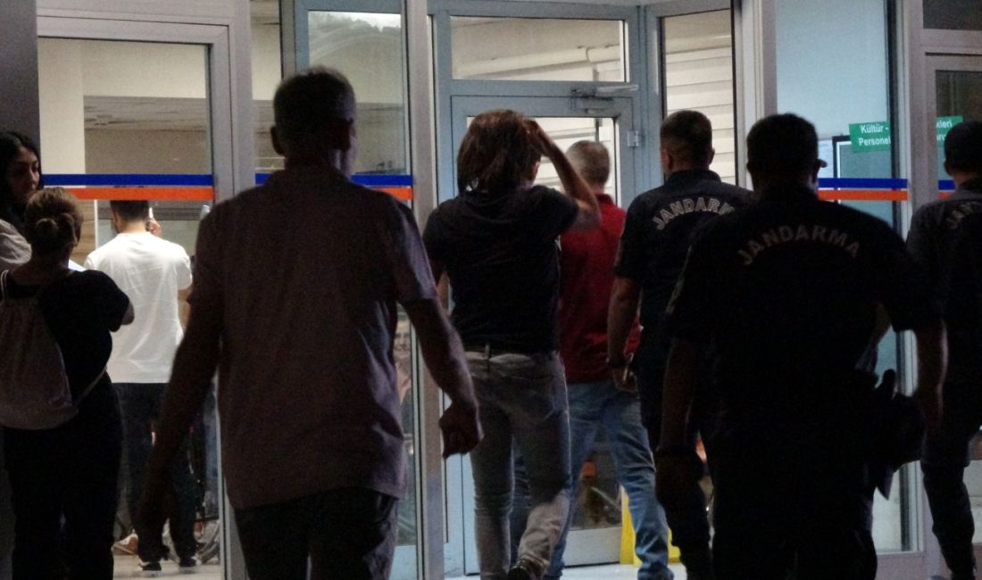 Antalya’nın Serik ilçesinde iki aile arasında çıkan kavgada ortalık savaş