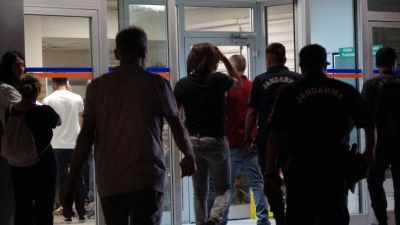 Antalya’nın Serik ilçesinde iki aile arasında çıkan kavgada ortalık savaş