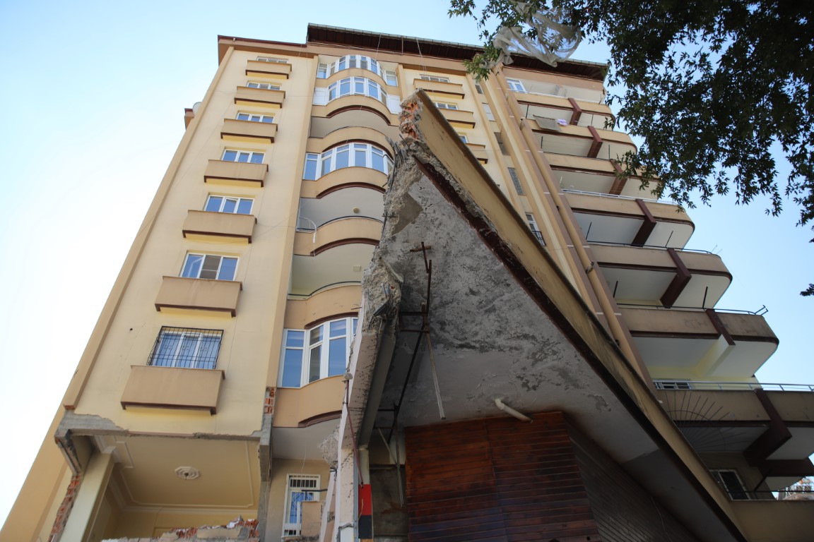 Komşular arasında tartışmaya sebep olan bina için yıkım kararı verildi