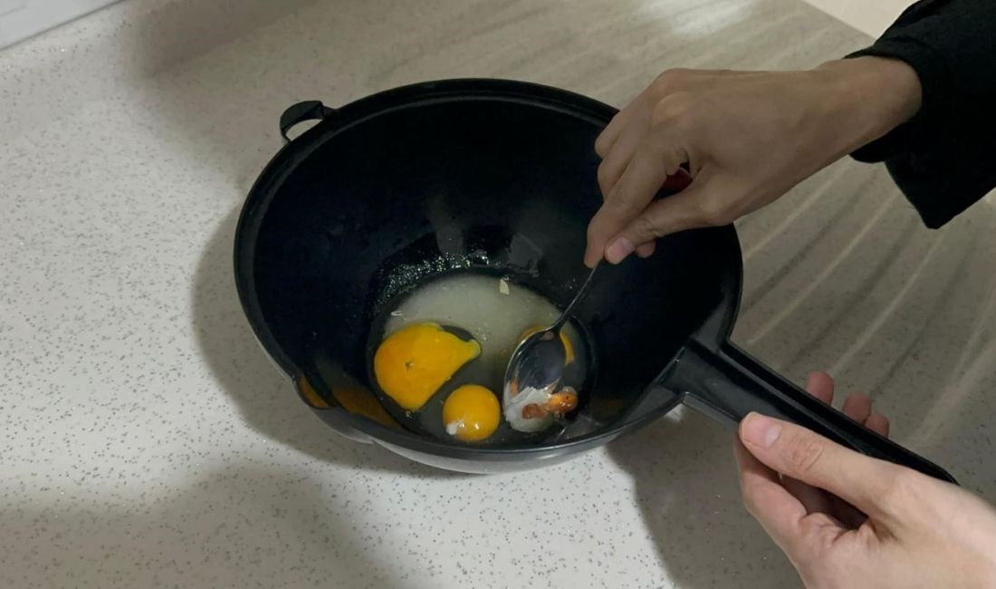 Ordu’nun Fatsa ilçesinde marketten yumurta alan bir kadın, içerisinden civciv